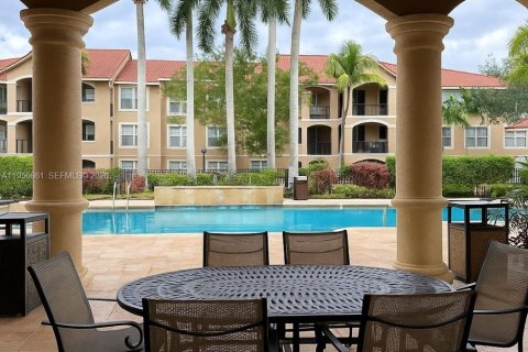 Condo in Pembroke Pines, Florida, 2 bedrooms  № 2006341 - photo 17