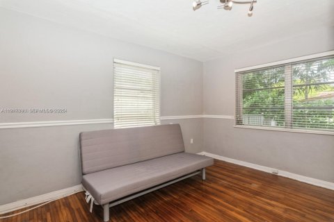 Casa en venta en Coral Gables, Florida, 2 dormitorios № 1977158 - foto 16