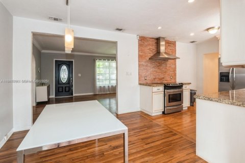 Casa en venta en Coral Gables, Florida, 2 dormitorios № 1977158 - foto 11