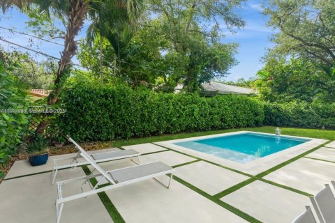 Casa en venta en Coral Gables, Florida, 2 dormitorios № 1977158 - foto 1