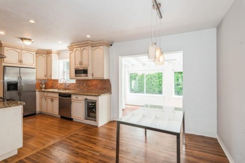 Casa en venta en Coral Gables, Florida, 2 dormitorios № 1977158 - foto 10