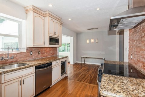 Casa en venta en Coral Gables, Florida, 2 dormitorios № 1977158 - foto 8