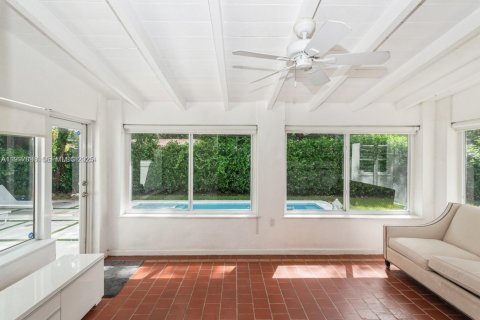 Casa en venta en Coral Gables, Florida, 2 dormitorios № 1977158 - foto 12