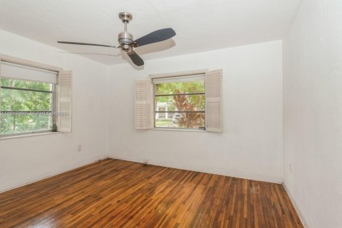 Casa en venta en Coral Gables, Florida, 2 dormitorios № 1977158 - foto 14