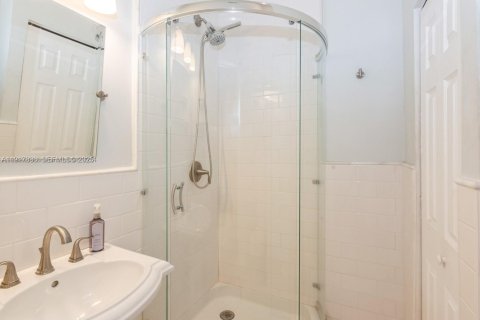 Casa en venta en Coral Gables, Florida, 2 dormitorios № 1977158 - foto 17