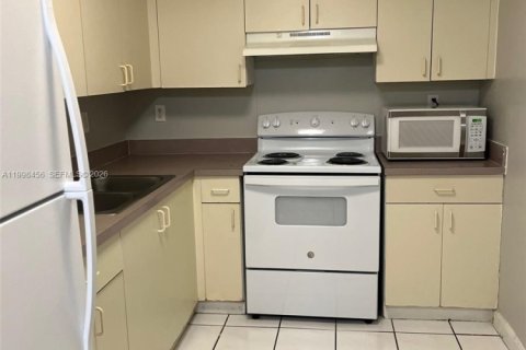 Condominio en venta en Hialeah, Florida, 2 dormitorios, 92.53 m2 № 2066118 - foto 4
