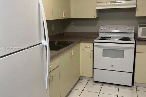 Condominio en venta en Hialeah, Florida, 2 dormitorios, 92.53 m2 № 2066118 - foto 3