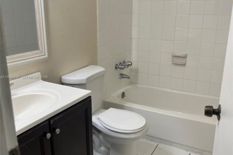 Condominio en venta en Hialeah, Florida, 2 dormitorios, 92.53 m2 № 2066118 - foto 7