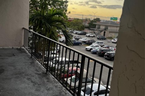 Condominio en venta en Hialeah, Florida, 2 dormitorios, 92.53 m2 № 2066118 - foto 2