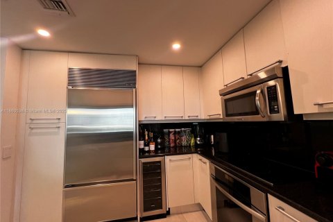 Condo in Miami, Florida, 2 bedrooms  № 1891979 - photo 4
