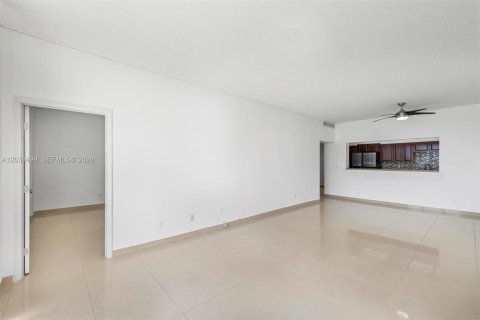 Condominio en alquiler en Sunny Isles Beach, Florida, 1 dormitorio, 93.37 m2 № 2085808 - foto 12