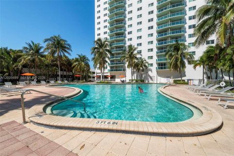Condominio en alquiler en Sunny Isles Beach, Florida, 1 dormitorio, 93.37 m2 № 2085808 - foto 24