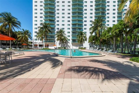 Condominio en alquiler en Sunny Isles Beach, Florida, 1 dormitorio, 93.37 m2 № 2085808 - foto 23