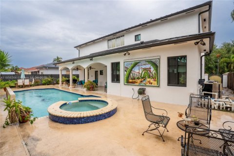 House in Miami Lakes, Florida 5 bedrooms, 315.12 sq.m. № 1878446 - photo 12