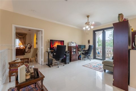 House in Miami Lakes, Florida 5 bedrooms, 315.12 sq.m. № 1878446 - photo 25