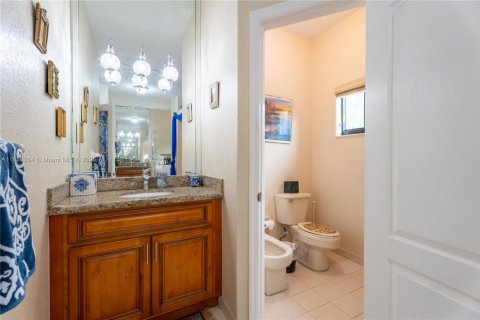 House in Miami Lakes, Florida 5 bedrooms, 315.12 sq.m. № 1878446 - photo 23