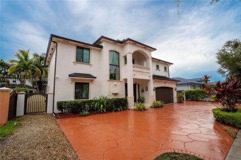 House in Miami Lakes, Florida 5 bedrooms, 315.12 sq.m. № 1878446 - photo 2