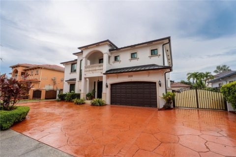 House in Miami Lakes, Florida 5 bedrooms, 315.12 sq.m. № 1878446 - photo 1