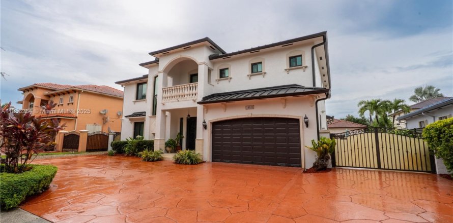 House in Miami Lakes, Florida 5 bedrooms, 315.12 sq.m. № 1878446