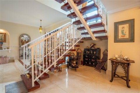 House in Miami Lakes, Florida 5 bedrooms, 315.12 sq.m. № 1878446 - photo 9