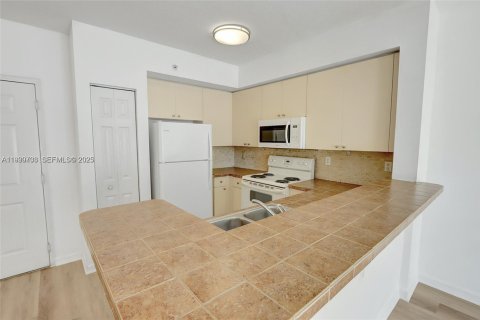 Appartement à louer à Cutler Bay, Floride: 2 chambres, 83.61 m2 № 1989480 - photo 2