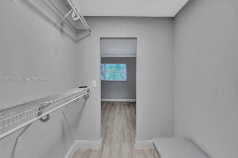 Condo in Miami, Florida, 1 bedroom  № 1963779 - photo 27