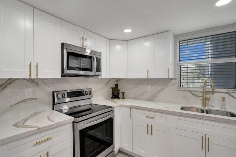 Condo in Miami, Florida, 1 bedroom  № 1963779 - photo 12