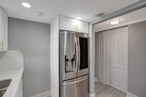 Condo in Miami, Florida, 1 bedroom  № 1963779 - photo 14