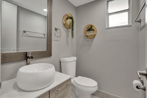 Condo in Miami, Florida, 1 bedroom  № 1963779 - photo 17