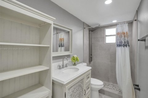 Condo in Miami, Florida, 1 bedroom  № 1963779 - photo 28