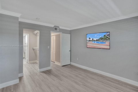 Condo in Miami, Florida, 1 bedroom  № 1963779 - photo 22