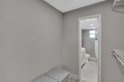 Condo in Miami, Florida, 1 bedroom  № 1963779 - photo 25
