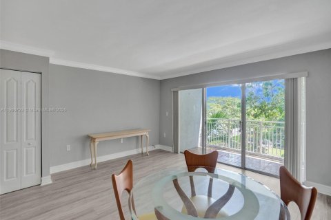 Condo in Miami, Florida, 1 bedroom  № 1963779 - photo 6
