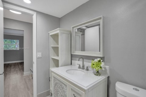 Condo in Miami, Florida, 1 bedroom  № 1963779 - photo 29