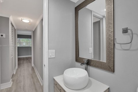 Condo in Miami, Florida, 1 bedroom  № 1963779 - photo 18