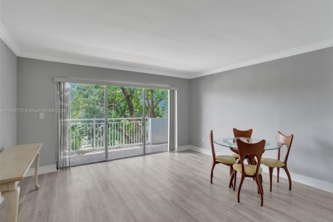 Condo in Miami, Florida, 1 bedroom  № 1963779 - photo 5
