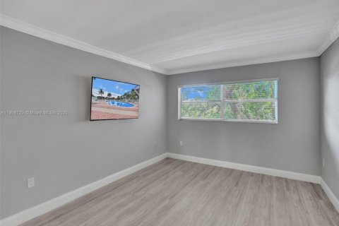 Condo in Miami, Florida, 1 bedroom  № 1963779 - photo 23