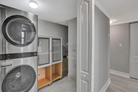 Condo in Miami, Florida, 1 bedroom  № 1963779 - photo 15