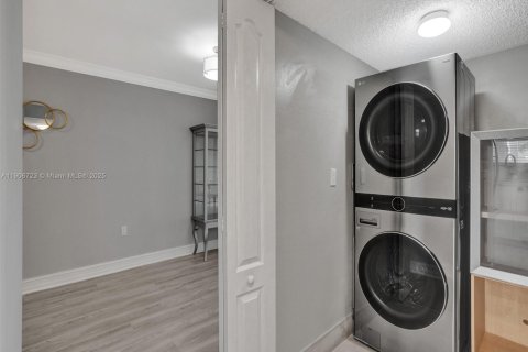 Condo in Miami, Florida, 1 bedroom  № 1963779 - photo 16