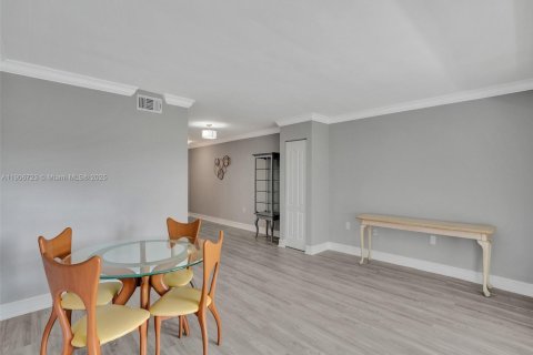Condo in Miami, Florida, 1 bedroom  № 1963779 - photo 7
