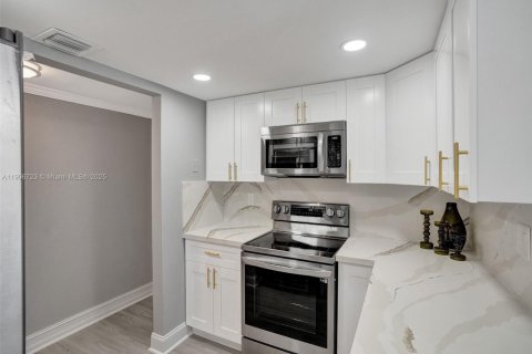 Condo in Miami, Florida, 1 bedroom  № 1963779 - photo 13