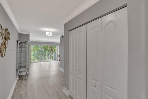 Condo in Miami, Florida, 1 bedroom  № 1963779 - photo 2