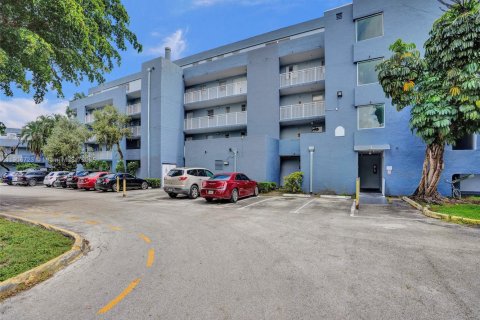 Condo in Miami, Florida, 1 bedroom  № 1963779 - photo 1