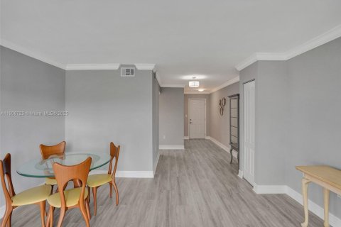 Condo in Miami, Florida, 1 bedroom  № 1963779 - photo 9