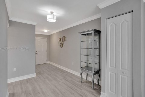 Condo in Miami, Florida, 1 bedroom  № 1963779 - photo 10