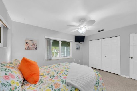 House in Treasure Island, Florida 2 bedrooms, 108.42 sq.m. № 2226398 - photo 20