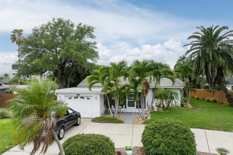House in Treasure Island, Florida 2 bedrooms, 108.42 sq.m. № 2226398