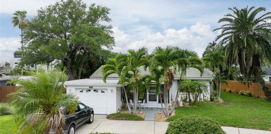 House in Treasure Island, Florida 2 bedrooms, 108.42 sq.m. № 2226398