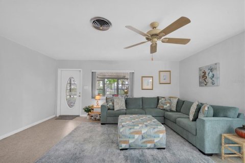 House in Treasure Island, Florida 2 bedrooms, 108.42 sq.m. № 2226398 - photo 10