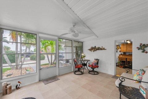 House in Treasure Island, Florida 2 bedrooms, 108.42 sq.m. № 2226398 - photo 6